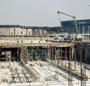 800011 Gezicht op het in aanbouw zijnde N.S.-station Schiphol te Schiphol, met op de voorgrond de tunnelbak en ...